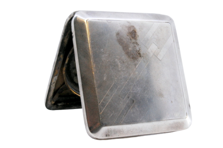 Caixa de toilette em prata foscada com gravados de figuras geométricas e espelho no interior.